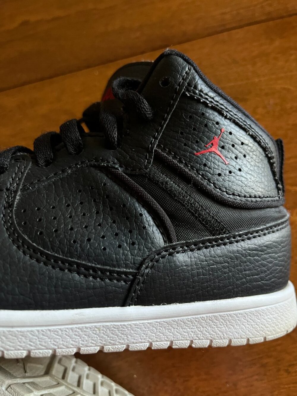Nike Air Jordan black sneakers 2.5Y - Picture 5 of 16